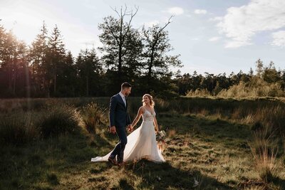 Spontane en stijlvolle bruidsfotografie door Melissa Boer, gespecialiseerd in tijdloze trouwfoto’s. Gemaakt in het bos tijdens golden hour.