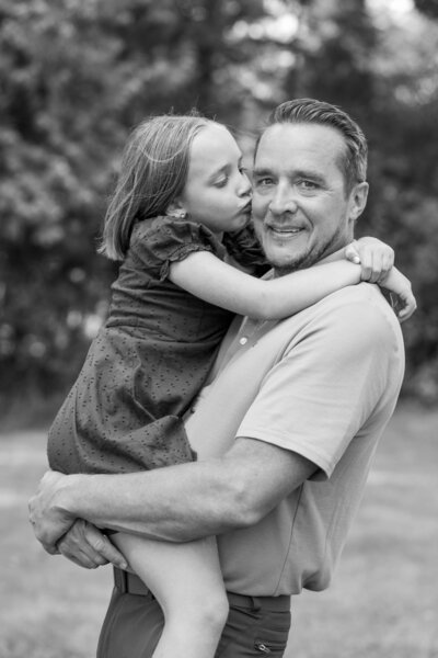 Daughter kissing dad on the cheek | Family Photo Session