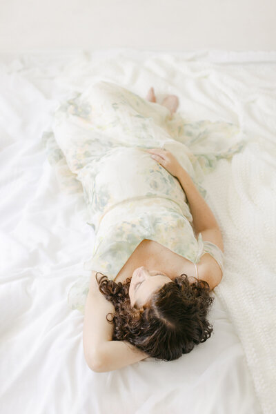photograph of gorgeous expecting mother in omaha photography studio