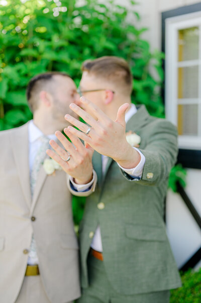 Live wedding painter holds palette during brand session photographed by Baltimore Branding Photographer Cait Kramer