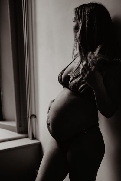 Een professionele foto  van een prachtige zwangere vrouw door Lidushka van Sati fotografie