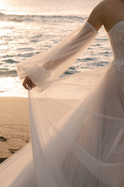Hawaii wedding photographer captures scenic outdoor ceremony