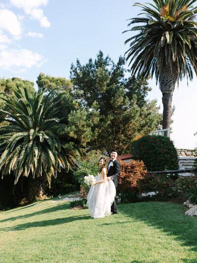 la venta inn wedding bride and groom looking back candid photography