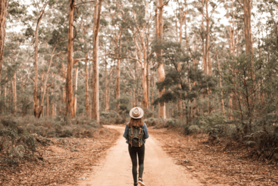 femme qui marche dans la foret marion gaubert psychologue clinicienne tosses santé périntale