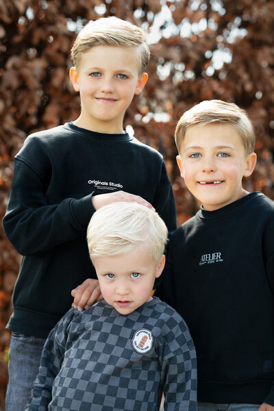 Spontane buitenshoot in de natuur met natuurlijk licht, vastgelegd door Studio 2Shoot op locatie in Zuid-Limburg.