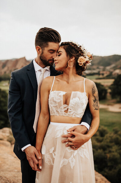 bride-and-groom-posing-on-mountain