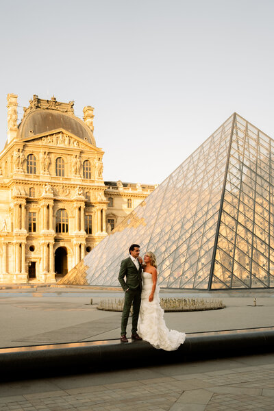 Vrouw rent met haar twee dobermanns weg