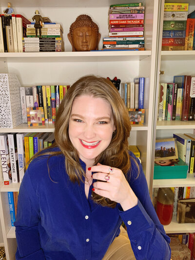 Image of Emily de Armas in front of a bookcase