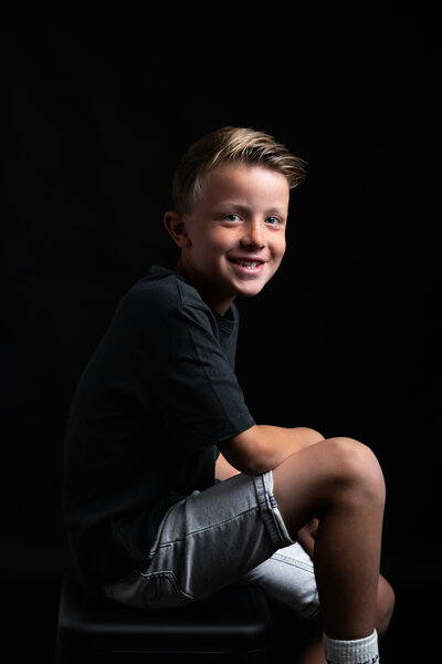 Lachend kind tijdens een spontane kinderportret fotoshoot in de studio van Studio 2Shoot in Eijsden