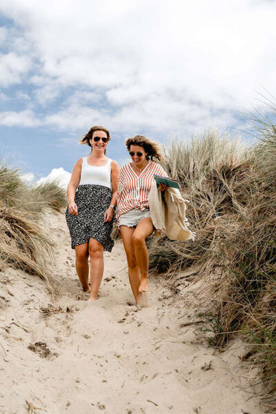 Marjolein en Helen coachgesprek in de duinen