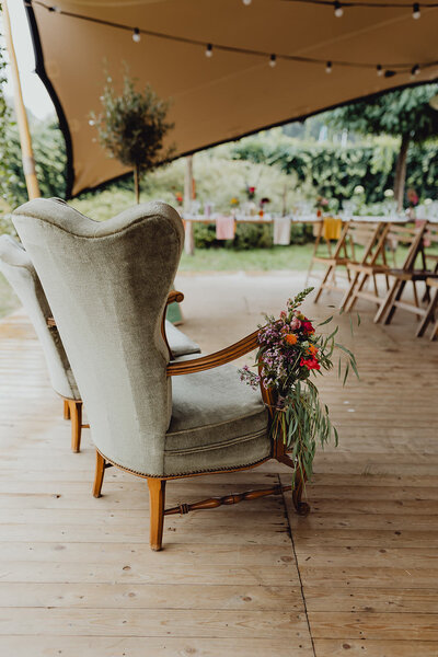 Vintage fauteuil voor een huwelijksceremonie