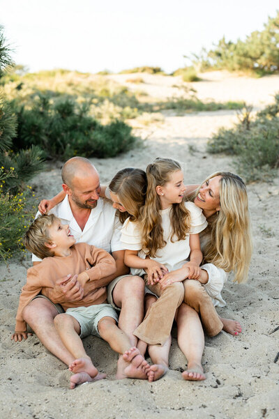 Familie fotoshoot in Leiden van een gezin met drie kinderen in de duinen.