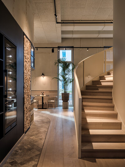 Treppe im Restaurant BRACA des Hotels the breeze.