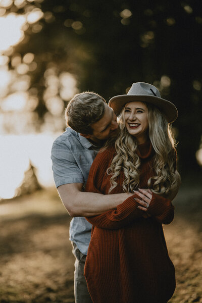 portland wedding photographer takes engagement photos