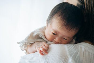 抱っこされる新生児