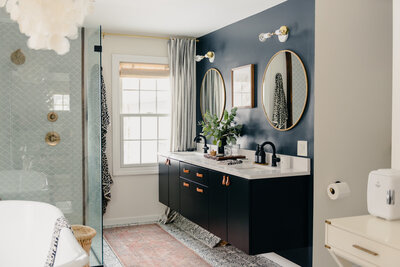 Clean Eclectic Primary Bathroom Interior Design