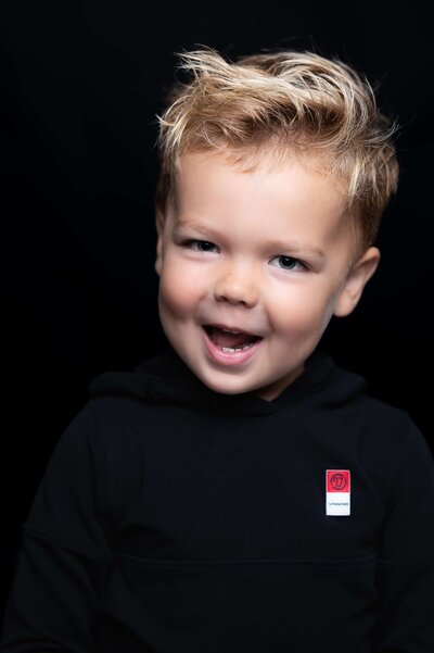 Lachend kind tijdens een spontane kinderportret fotoshoot in de studio van Studio 2Shoot in Eijsden
