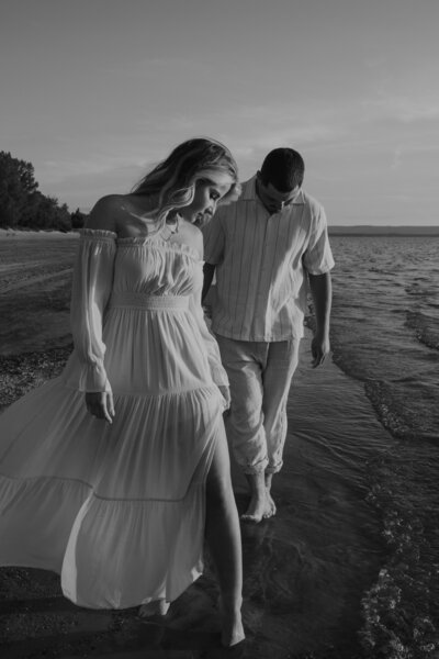 couple kissing in arizona black and white