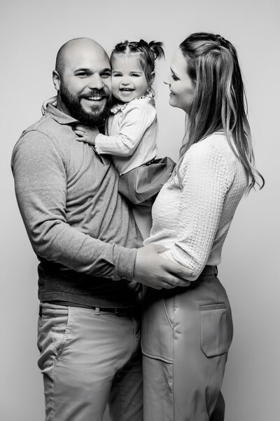 Newborn foto gemaakt in de daglicht fotostudio van Studio Laurant, vastgelegd door Juliette Fotografie. Een zachte en natuurlijke opname van een pasgeboren baby in natuurlijk licht.