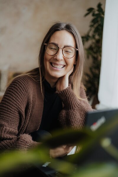 Portrait von einer lachenden Frau in einem Fotostudio
