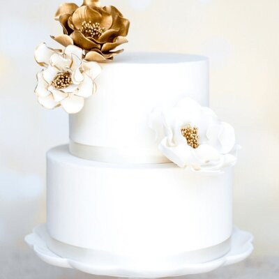Close up of a blush gumpaste rose on a one tier cake