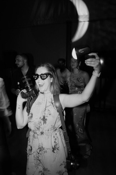 wedding-photographer-laurianevega-working-at-party