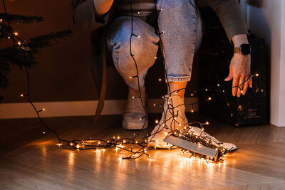 close-up van voeten en benen van vrouw en kerstverlichting die aan staat