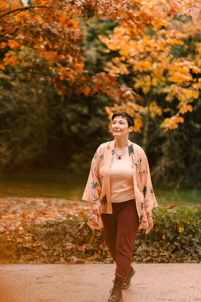 Leslie est dans un parc, adossée à un arbre et elle tient devant elle un bol chantant en métal.
