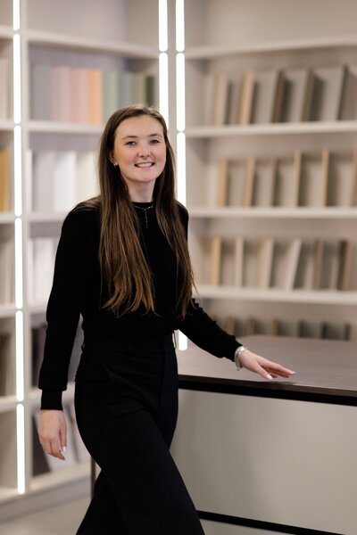 Juliët Engelbertink, eigenaresse en ontwerper bij The Interior Club. Expert in het creëren van unieke, op maat gemaakte interieurontwerpen voor luxe woningen in het zonnige zuiden.