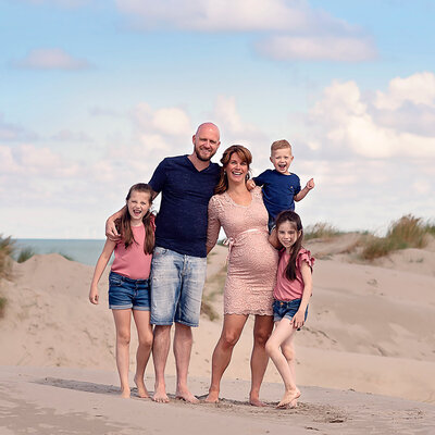 portret van een gezin op het strand in Wijk aan Zee 