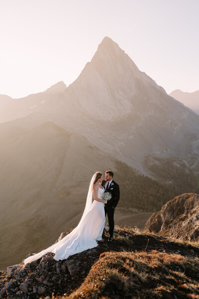 Hiking elopement couple at Mount Assiniboine