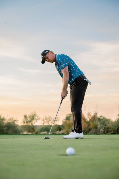 mason anderson hitting a shot at mcdowell mountain country club golf course 