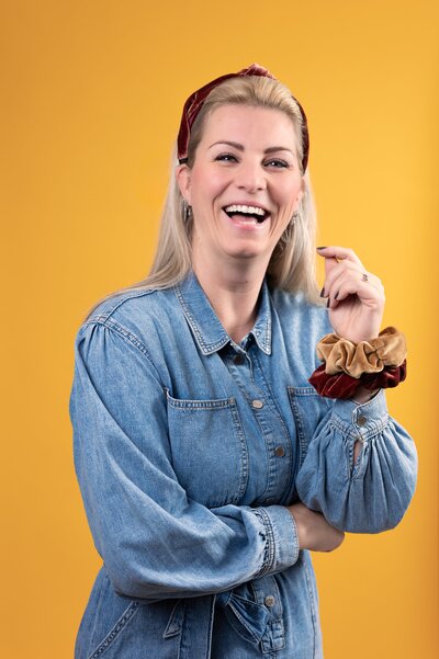 Karaktervol portret van een vrouw in de studio, met zachte belichting en een pure uitstraling door Studio 2Shoot.

