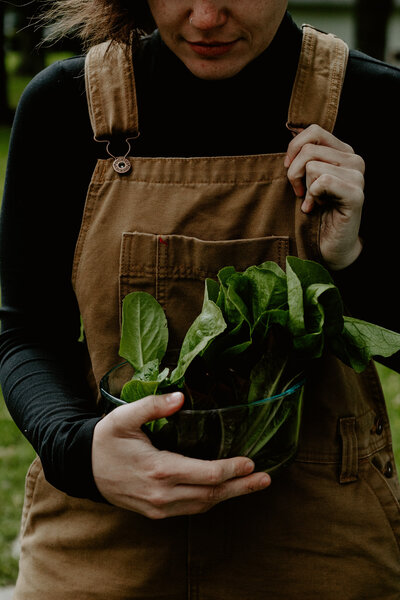 laramie-and-morgan-gardening-session004-37