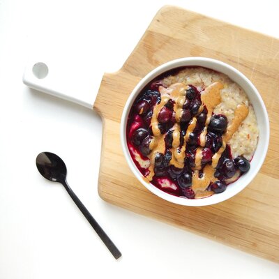 banana porridge with warm berries and nut butter