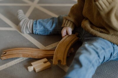 Papa en zijn zoontjes zijn koekjes aan het bakken in de keuken, tijdens gezinsshoot in huis, gefotografeerd door Julia de Groot Fotografie