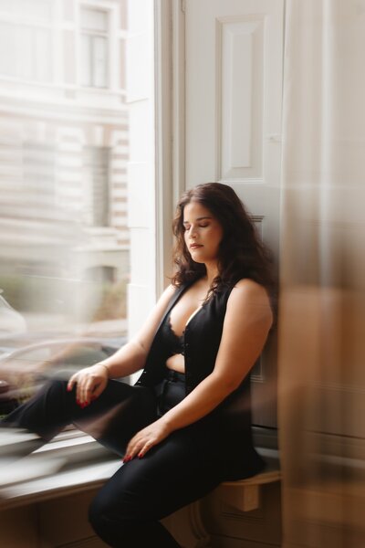 Artistieke zwangerschapsfotoshoot tijdens shootdag in daglicht studio Mae Maison in Veghel