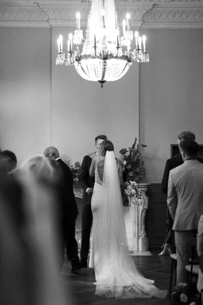 Openingsdans op trouwfeest door trouwfotograaf Linda Photography in Nederland