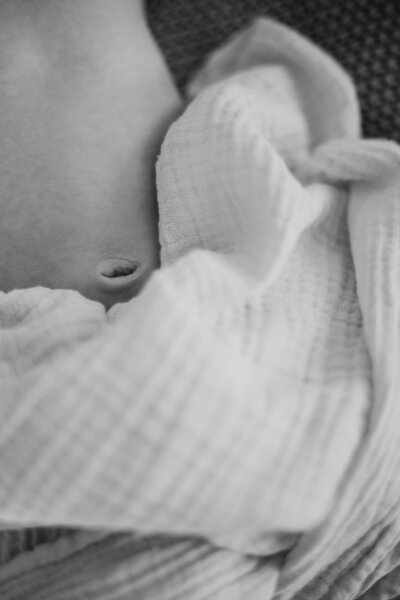 Schwarz weiss Close Up von dem Bauch eines Babys