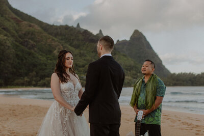 Couple elopes on the beach in Kauai