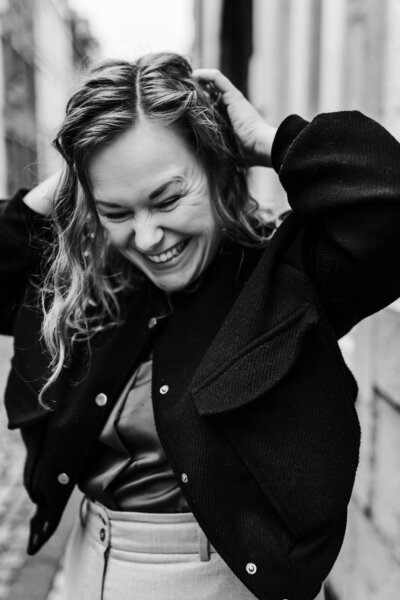 Susan limburgse fotograaf Puur Susan zittend zwartwit in het zand helden sevenum