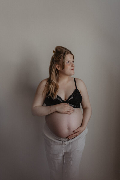 Fotograaf Medemblik newbornshoot moederschap baby  Noord-Holland zwangerschap