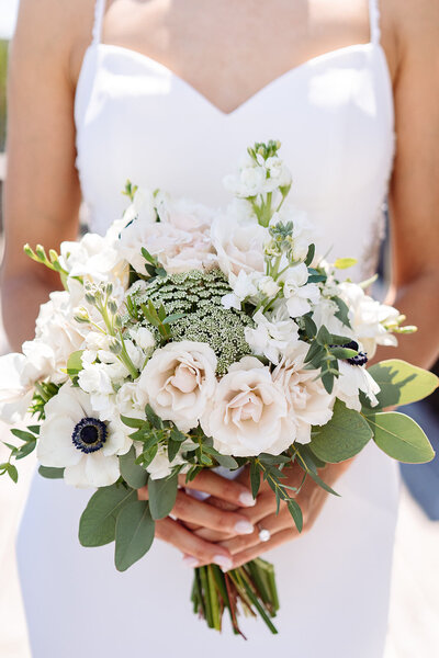 Admire a stunning wedding bouquet in Quebec, adding charm to your special day!