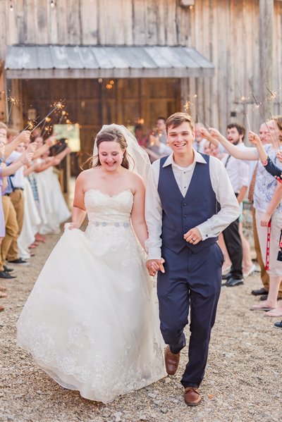 outdoor-summer-wedding-venue-in-central-ohio-with-a-light-and-airy-style-at-the-barn-at-the-white-fence-acres_0346