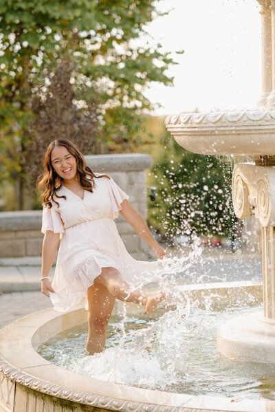nashville photographers senior pictures in front of fountain