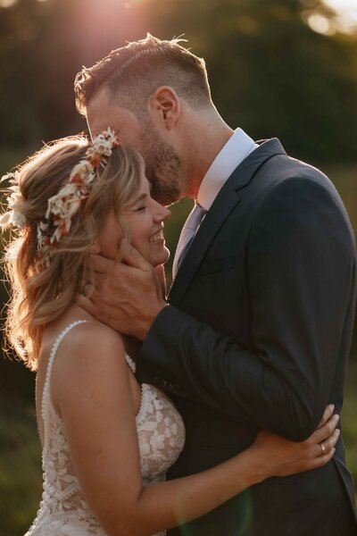 Romantische bruidsfotografie tijdens een bruiloftsshoot tijdens golder hour, perfect voor tijdloze trouwfoto's. Foto gemaakt in het bos in Klarenbeek.