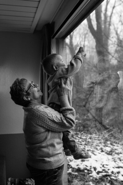 gezinsfoto thuis drie kinderen op de slaapkamer lachen 
