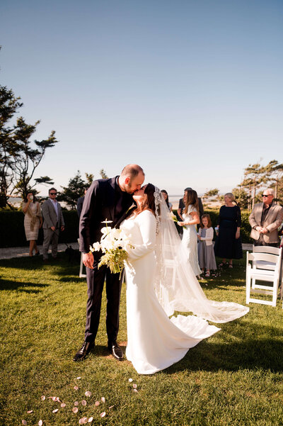 Seattle Wedding couple kissing
