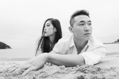 A cinematic black-and-white engagement session photographed on the shores of Jeju Island, Korea by Top luxury destination photographer Michael Asmussen. Styled with timeless Korean-American minimalism, this editorial captures the modern couple in a soulful coastal narrative—designed for high-end wedding clients seeking artful storytelling and refined vision.

럭셔리 웨딩 포토그래퍼 마이클 아스무센이 촬영한 제주도 해변의 흑백 프리웨딩 화보. 세련된 감성과 한국-미국 미니멀리즘을 담아낸 이 에디토리얼은 감각적인 커플의 순간을 예술적인 스토리텔링으로 표현하며, 고급스러운 웨딩을 준비하는 예비 부부에게 영감을 줍니다.  Sesión de compromiso romántica capturada en los acantilados escénicos de la isla de Jeju, Corea del Sur, por el fotógrafo de bodas de destino de lujo Michael Asmussen. La vestimenta atemporal de la pareja y la belleza natural de la isla crean una narrativa editorial inolvidable.