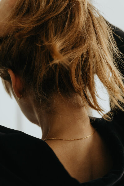 kaboompics_jewelry-photo-shoot-woman-wearing-gold-rings-and-necklace-29221
